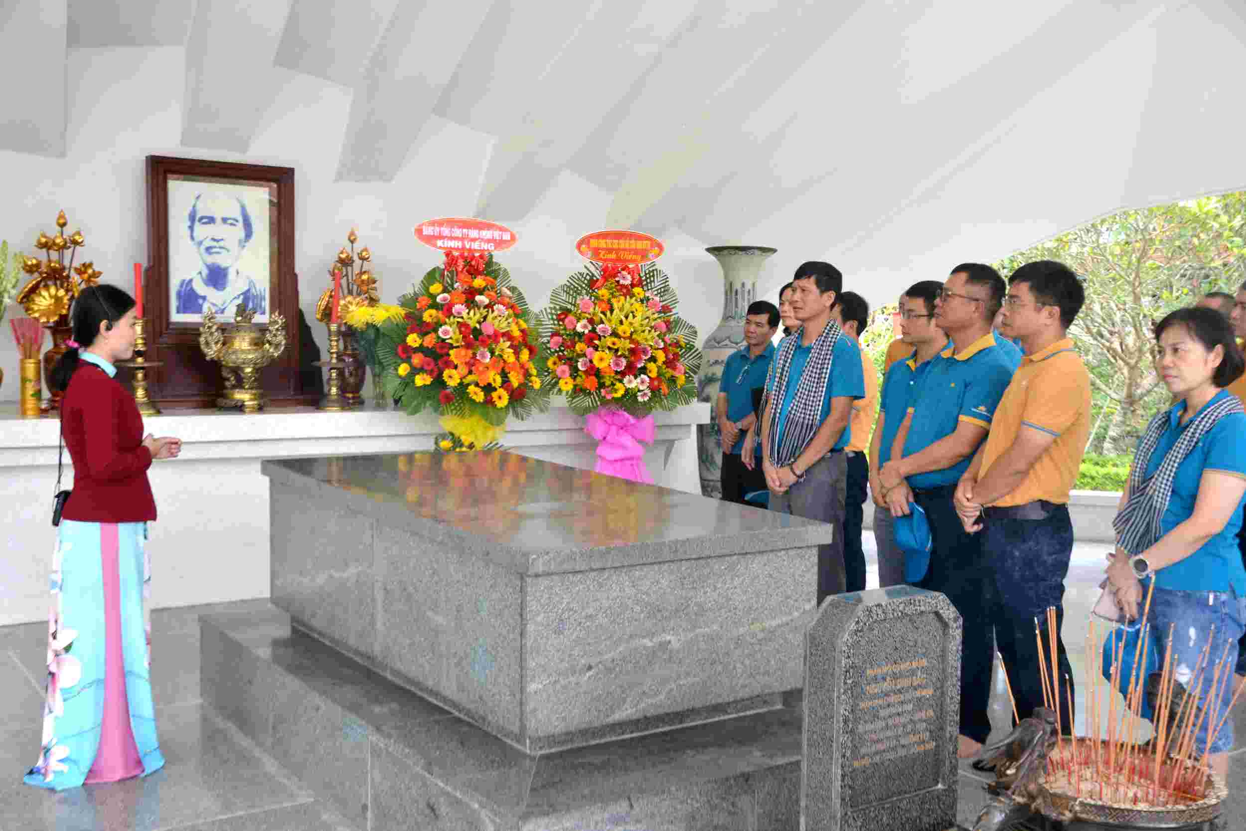 Thuyết minh viên hướng dẫn và cung cấp thông tin cho du khách đến viếng và tìm hiểu lịch sử tại Mộ cụ Phó bảng.  Ảnh: LỤC TÙNG