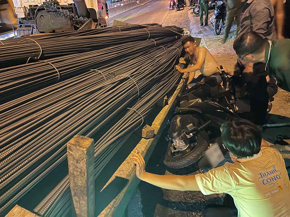 Xe máy bị kẹt cứng dưới thùng xe đầu kéo sau sự cố. Ảnh: Thu Nhất