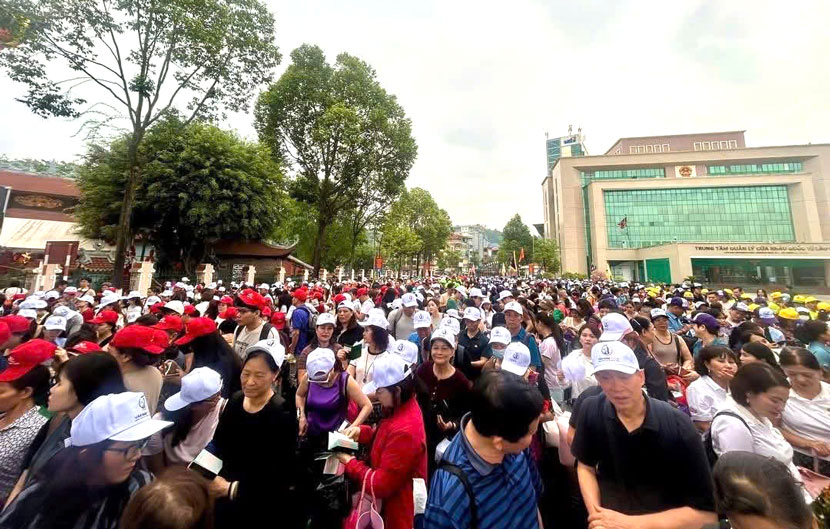 From early morning, crowds of people flocked through the Lao Cai border gate to China to celebrate the festival. Photo: People provided