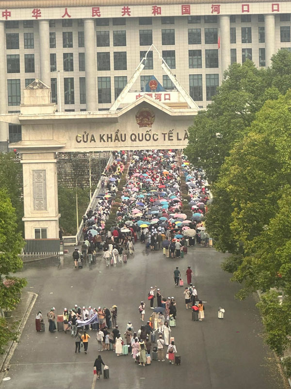 Cửa khẩu Quốc tế Lào Cai đông đúc khách du lịch. Ảnh: Người dân cung cấp