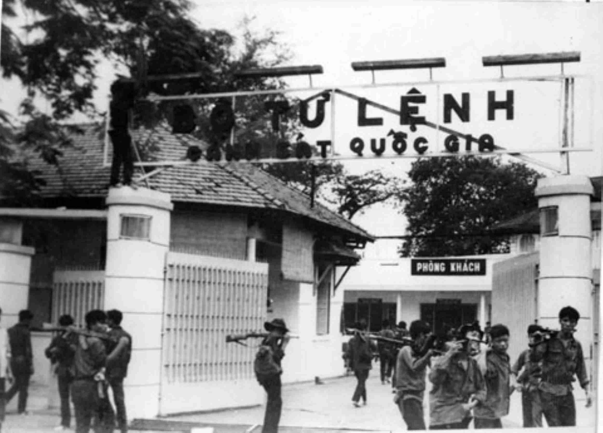 Bộ đội ta đánh chiếm Bộ tư lệnh cảnh sát quốc gia ngụy tháng 4.1975. Ảnh tư liệu Bảo tàng Lịch sử Quốc gia