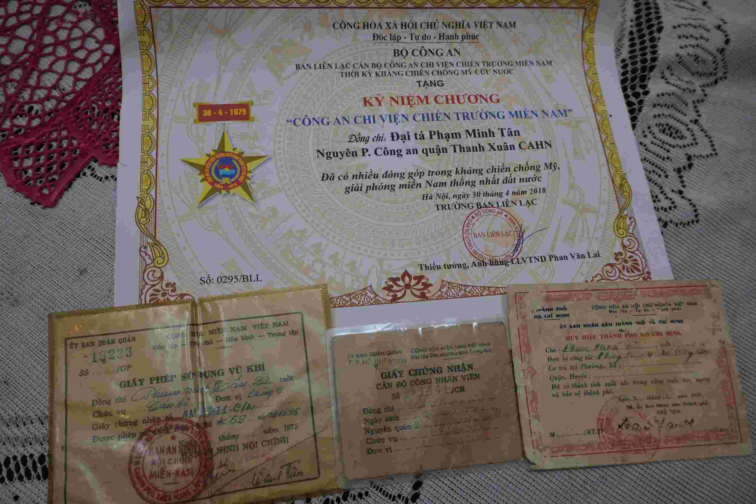 Kỷ niệm chương và những kỷ vật gắn với thời kỳ tham gia kháng chiến của Đại tá Phạm Minh Tân. Ảnh: LINH TRANG