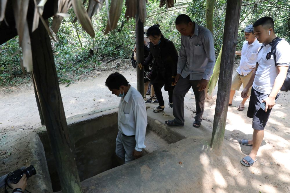 Du khách khám phá hầm địa đạo Củ Chi. Ảnh: Anh Tú