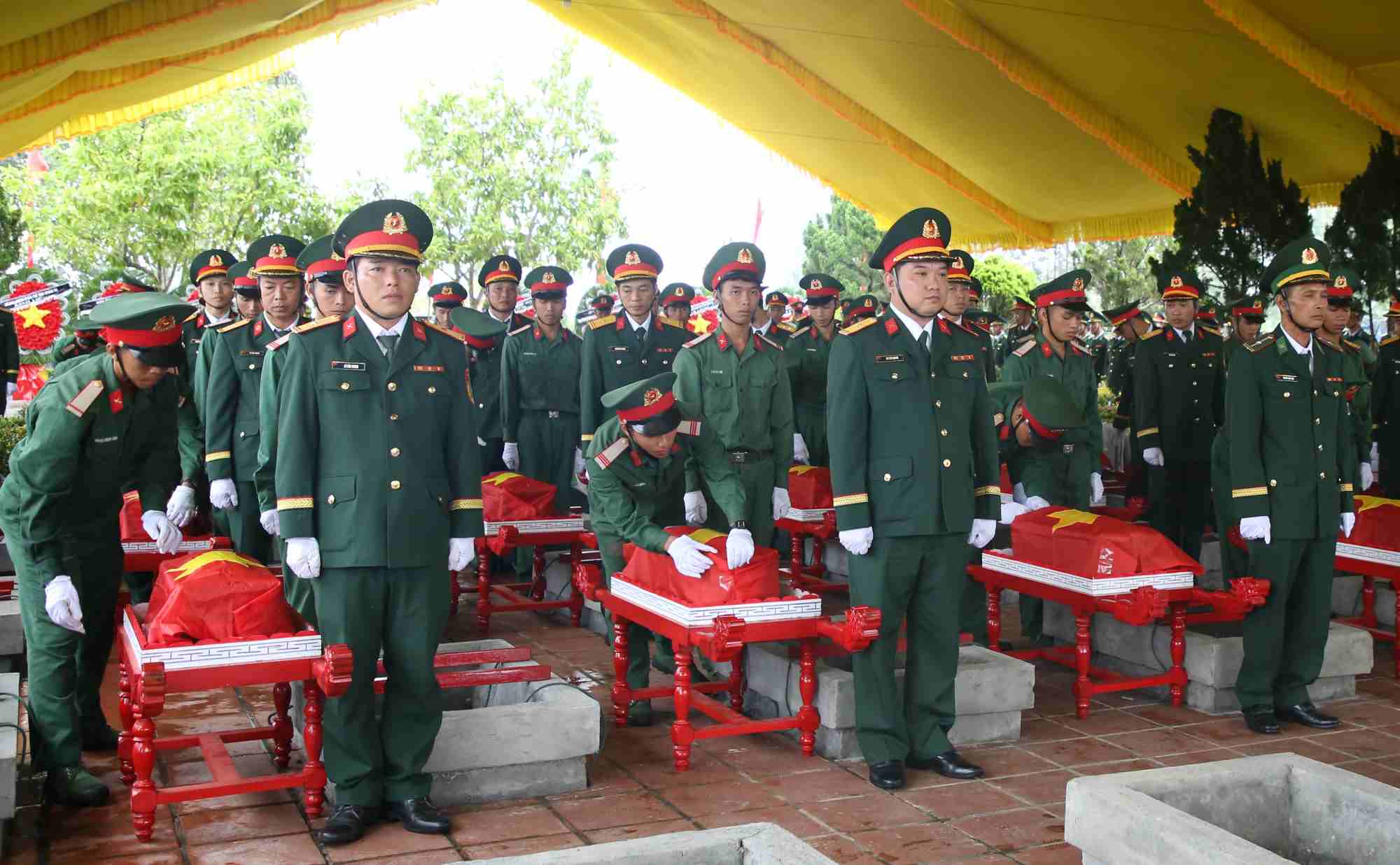 Lễ truy điệu, an táng hài cốt liệt sĩ được phát hiện, quy tập ở Thành cổ Quảng Trị. Ảnh: HƯNG THƠ