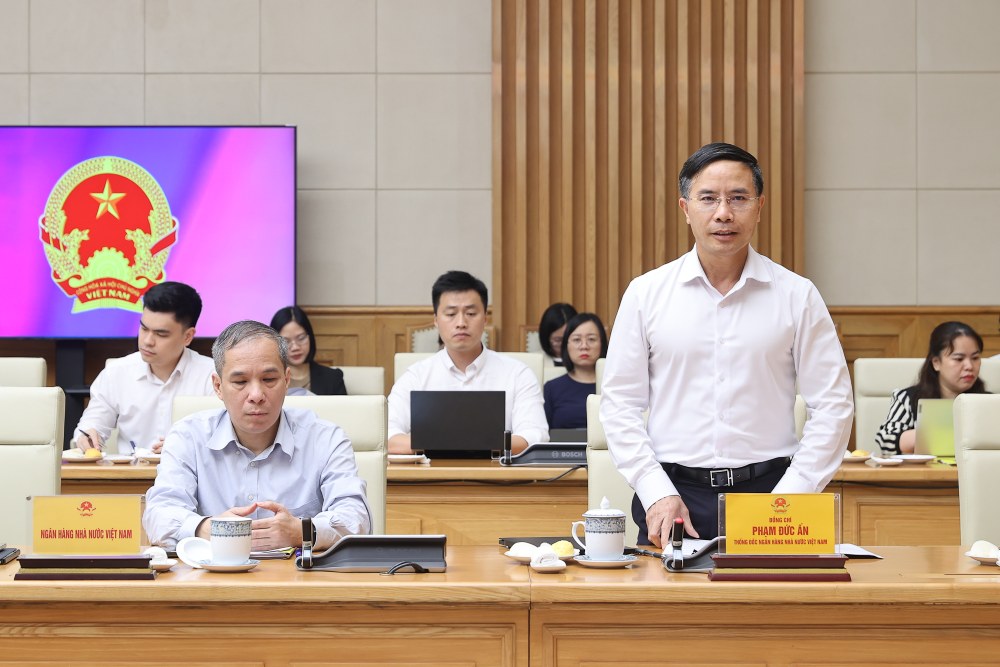 Thống đốc Ngân hàng Nhà nước Phạm Đức Ấn báo cáo tại cuộc làm việc. Ảnh: VGP