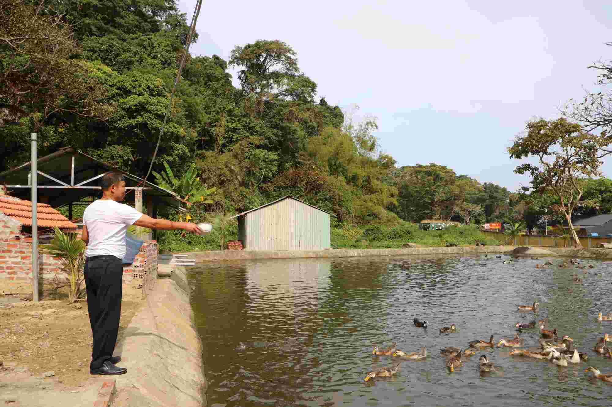 Thiếu tá chuyên nghiệp Tống Văn Dũng đã đến tuổi nghỉ hưu, đủ điều kiện trở về đất liền để lần đầu tiên sau nhiều năm đón một cái Tết trọn vẹn bên gia đình. Nhưng người lính ấy đã quyết định viết đơn xin tiếp tục ở lại công tác. Ảnh: TUYẾT LAN