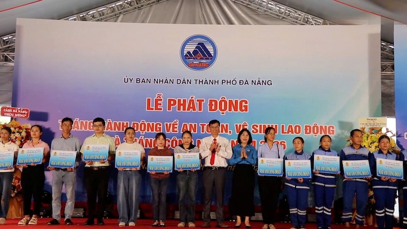 The City Labor Federation (LĐLĐ) has awarded 16 Trade Union Solidarity Houses to union members in difficult circumstances. Photo: Nguyen Linh