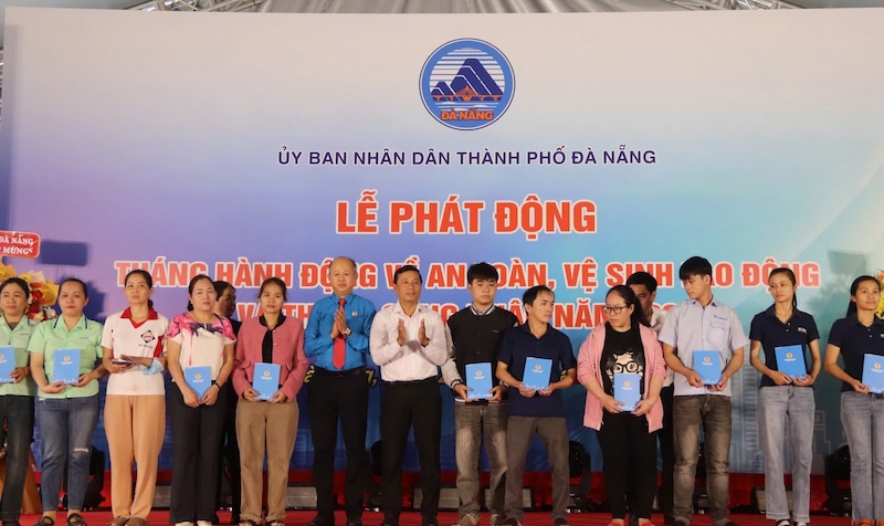 LĐLĐ thành phố cũng sẽ trao tặng 1.000 suất quà đến tay người lao động khó khăn. Ảnh: Nguyễn Linh