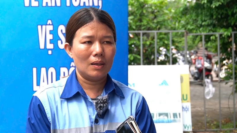 Chị Nguyễn Thị Trách, công nhân tại Công ty CP Môi trường Đô thị Đà Nẵng. Ảnh: Nguyễn Linh