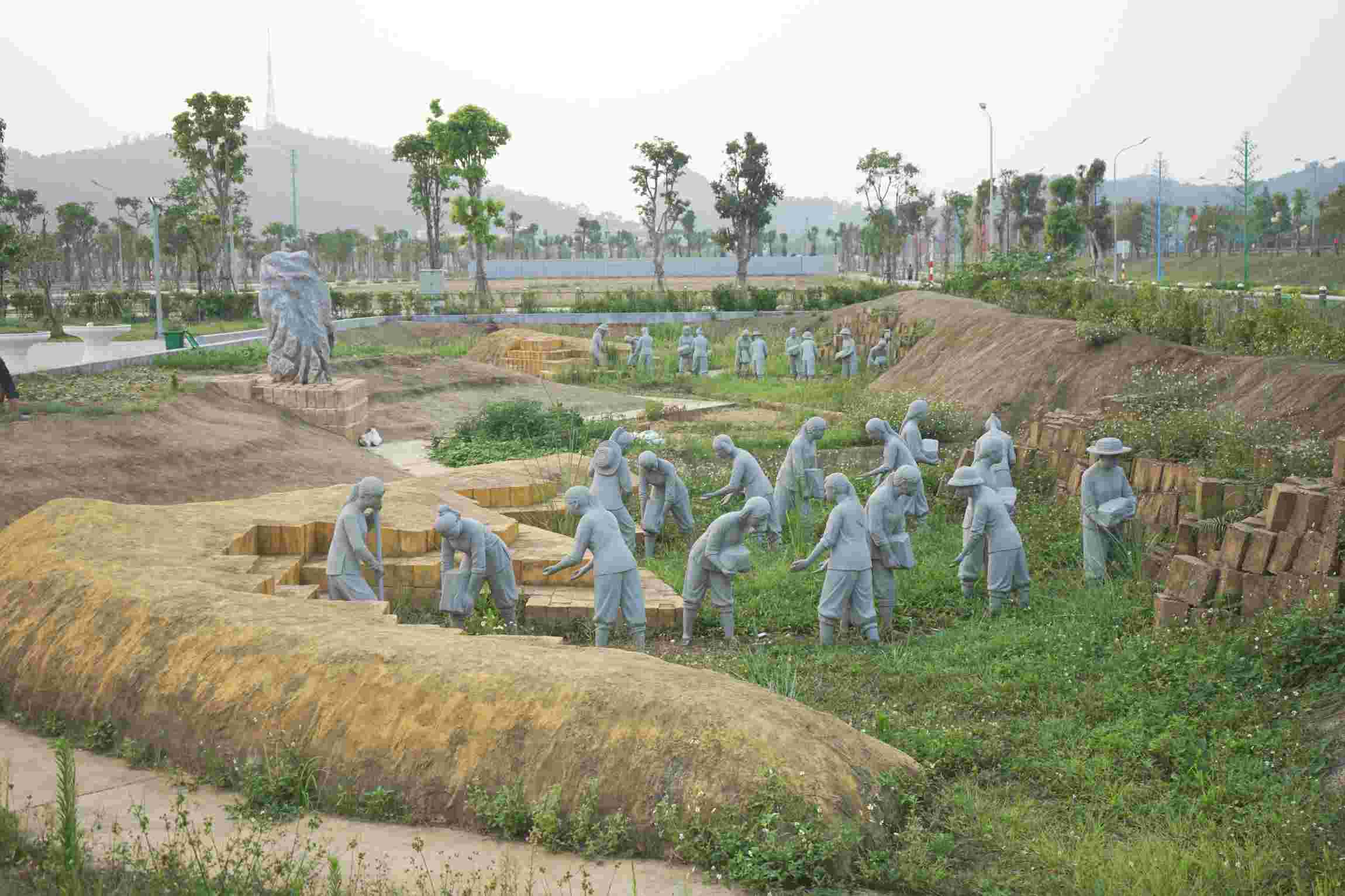 Tượng đài và mô hình mô phỏng về trận bom khiến 64 học sinh, giáo viên hy sinh khi đang đắp đê sông Mã, ngay sát chân cầu Hàm Rồng. Ảnh: QUÁCH DU