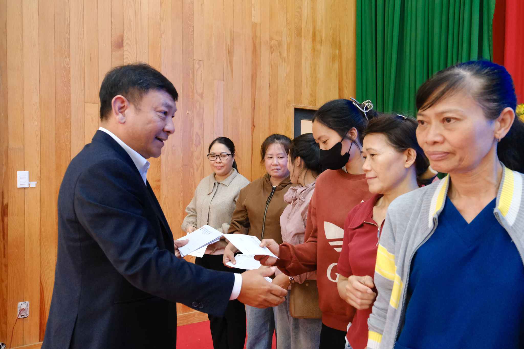 Ông Bùi Thắng - Phó Bí thư Tỉnh ủy Lâm Đồng trao tặng quà cho người lao động. Ảnh: Hoàng Sa 