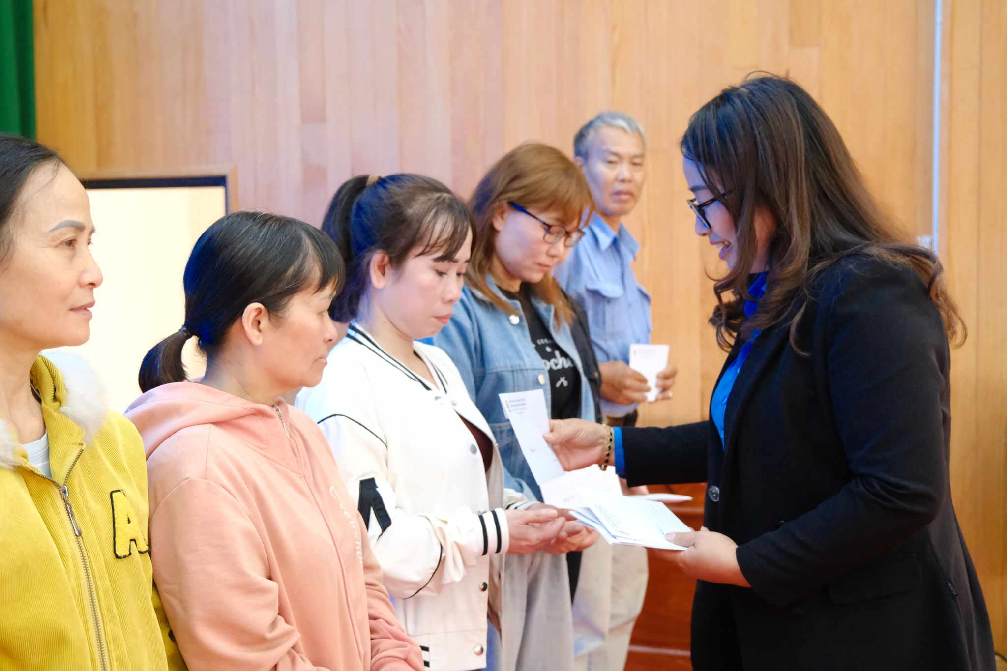 Bà Vũ Thị Oanh – Phó Chủ tịch Liên đoàn Lao động tỉnh Lâm Đồng trao tặng quà cho người lao động. Ảnh: Hoàng Sa 