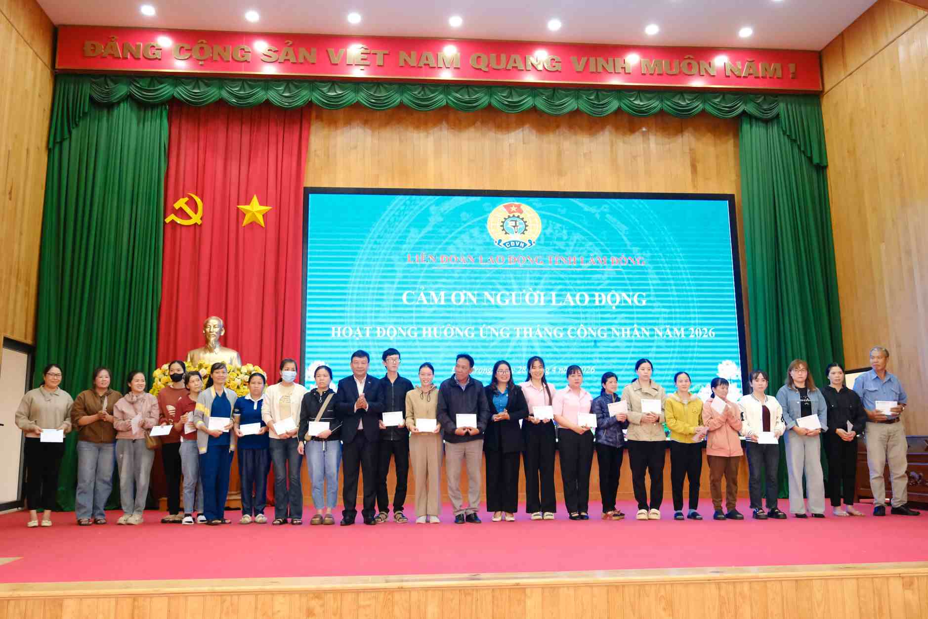 Leaders of Lam Dong province present gifts to workers at the program. Photo: Hoang Sa