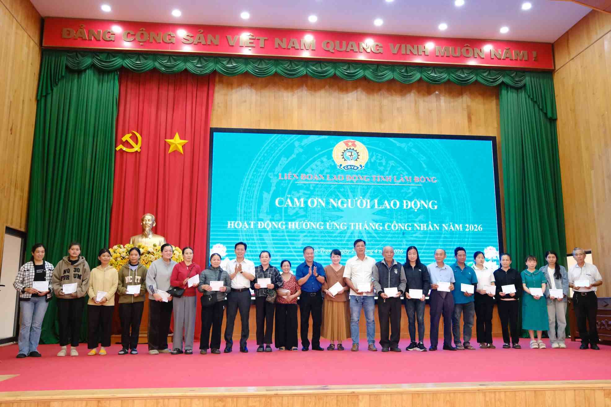 Đại diện lãnh đạo xã Đức Trọng trao tặng quà cho người lao động tại chương trình. Ảnh: Hoàng Sa 