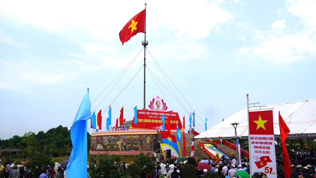 Cờ Tổ quốc được kéo lên, tung bay trên Kỳ đài Tổ quốc, bên dòng sông Bến Hải - cầu Hiền Lương lịch sử. Ảnh: Hưng Thơ