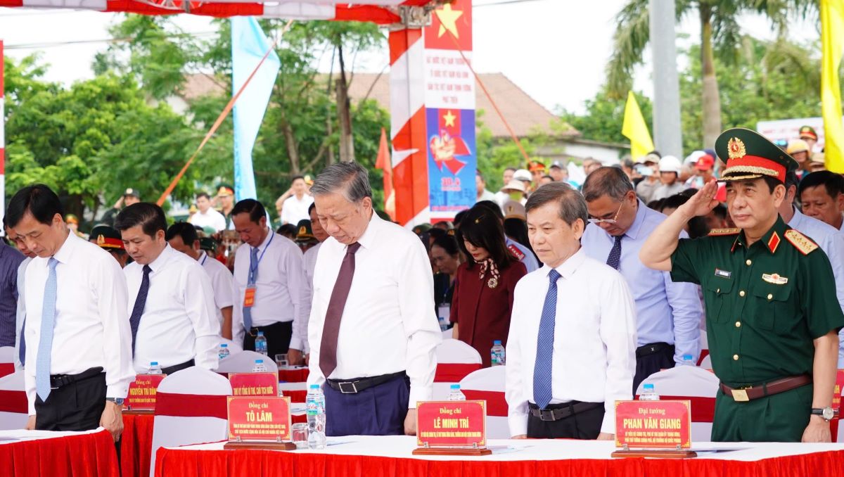 Đại biểu tham dự Lễ Thượng cờ, Lễ hội “Thống nhất non sông” dành phút tưởng niệm tưởng nhớ Chủ tịch Hồ Chí Minh vĩ đại, các anh hùng liệt sĩ và đồng chí, đồng bào đã hy sinh vì độc lập, tự do, thống nhất Tổ quốc. Ảnh: Hưng Thơ