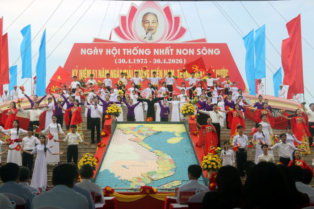 Chương trình nghệ thuật tại Lễ Thượng cờ, Lễ hội “Thống nhất non sông” kỷ niệm 51 năm ngày giải phóng hoàn toàn Miền Nam, thống nhất đất nước. Ảnh: A.Linh