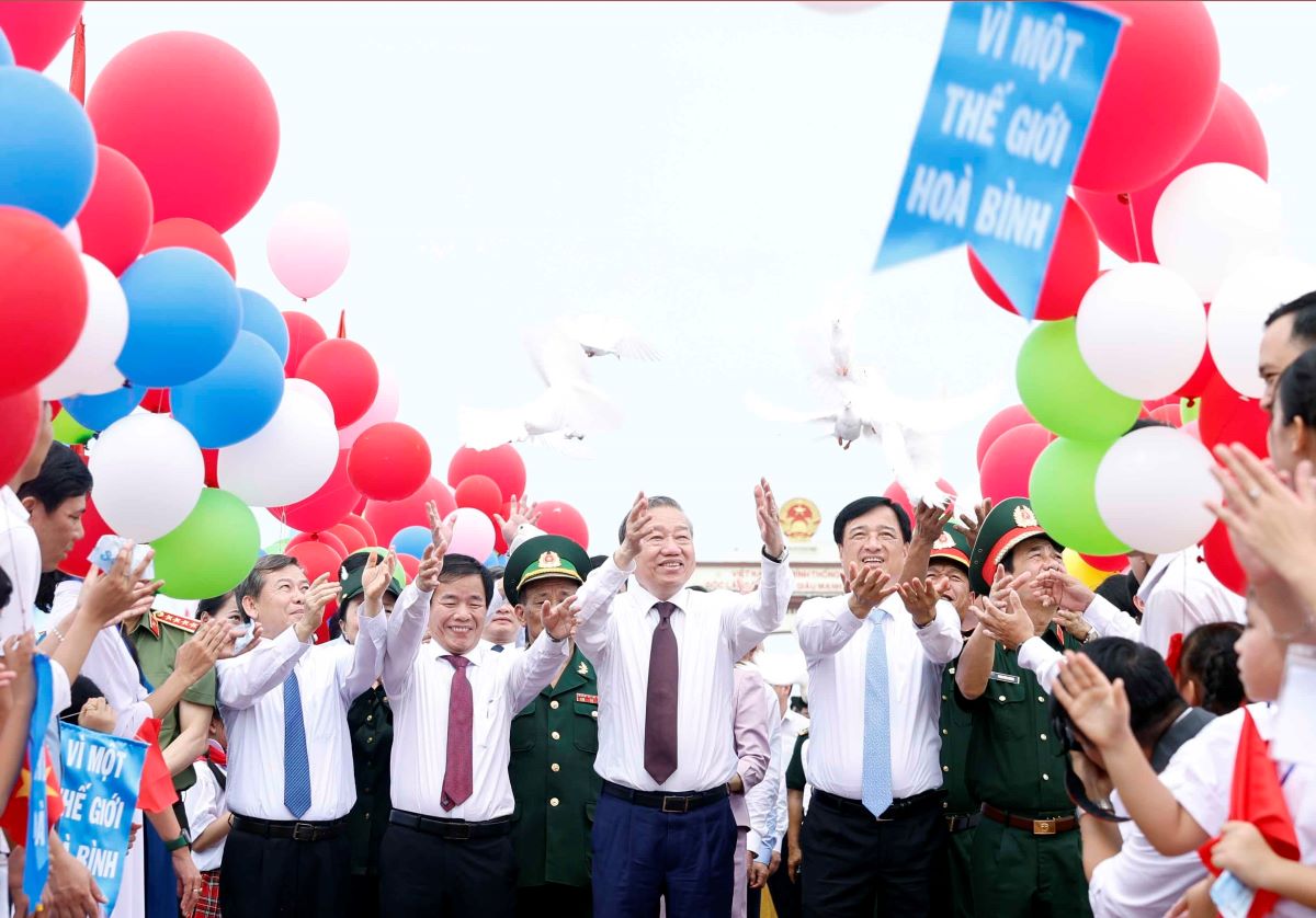 General Secretary and President To Lam and the working delegation of the Central Government, leaders of Quang Tri province release doves at the Flag Raising Ceremony, "Reunification of the Country" Festival. Photo: A.Linh