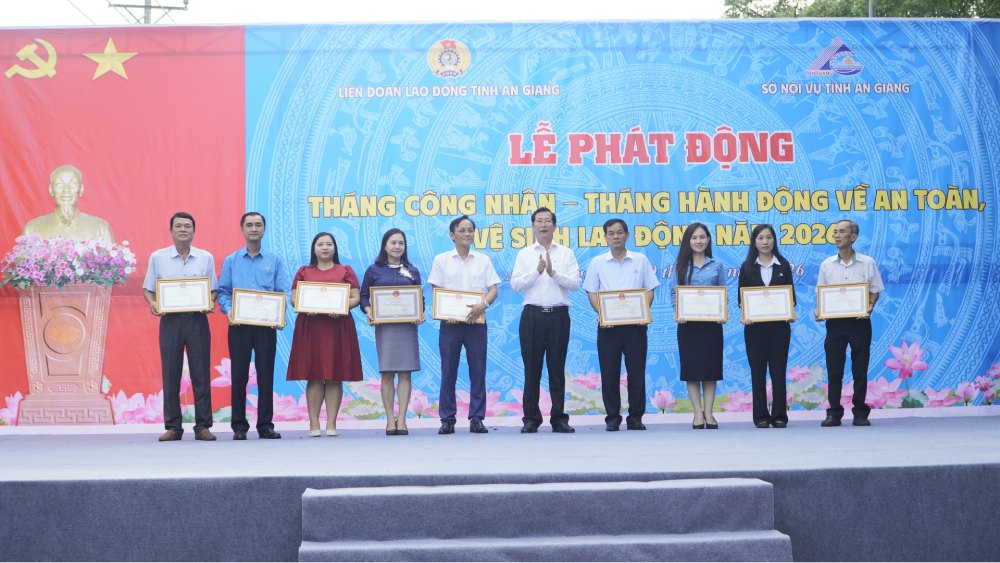 Tại chương trình đã trao Bằng khen của UBND tỉnh cho 10 đơn vị có thành tích xuất sắc trong công tác an toàn, vệ sinh lao động năm 2025. Ảnh: Nguyên Anh