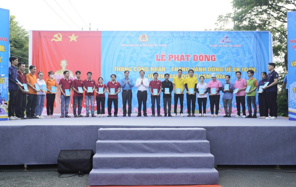 Tại Lễ phát động, LĐLĐ tỉnh trao tặng 200 suất hỗ trợ, mỗi suất trị giá 500.000 đồng tiền mặt, các suất hỗ trợ còn lại sẽ trao tặng tại các doanh nghiệp. Ảnh: Nguyên Anh