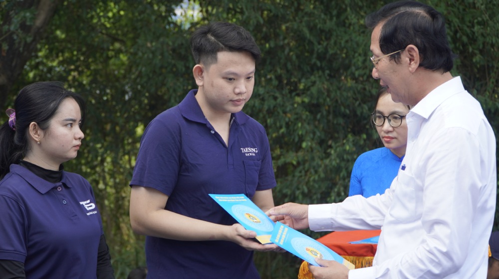 Vice Chairman of An Giang Provincial People's Committee Le Van Phuoc presents gifts to union members and workers in difficult circumstances at the launching ceremony of Workers' Month. Photo: Nguyen Anh