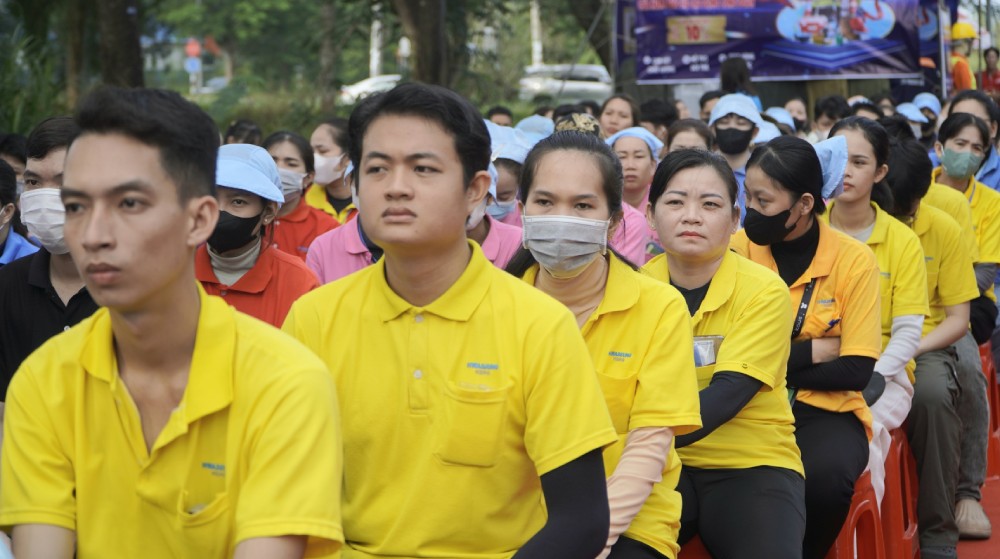 Đoàn viên, công nhân lao động tham dự buổi lễ. Ảnh: Nguyên Anh
