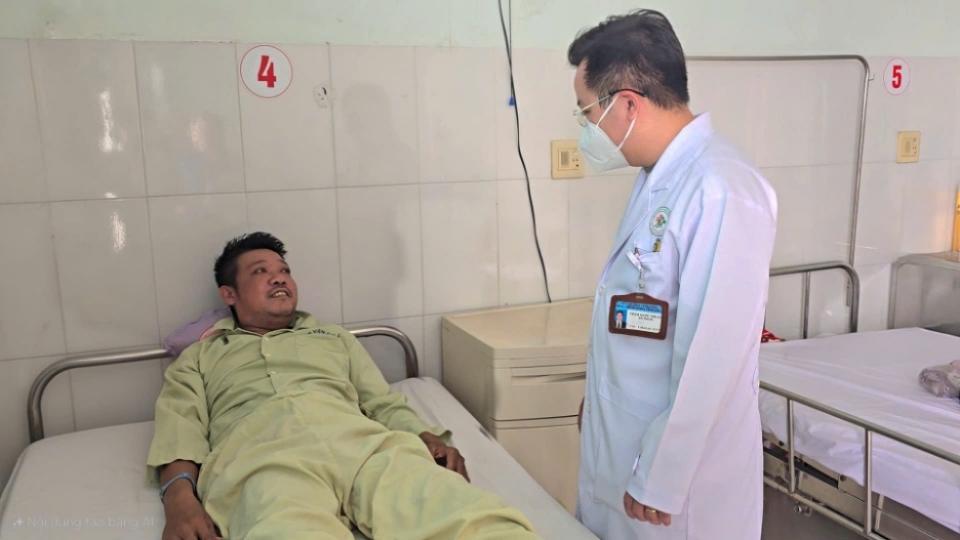 Bác sĩ thăm khám cho anh T.H.H sau phẫu thuật. Ảnh: Bệnh viện cung cấp