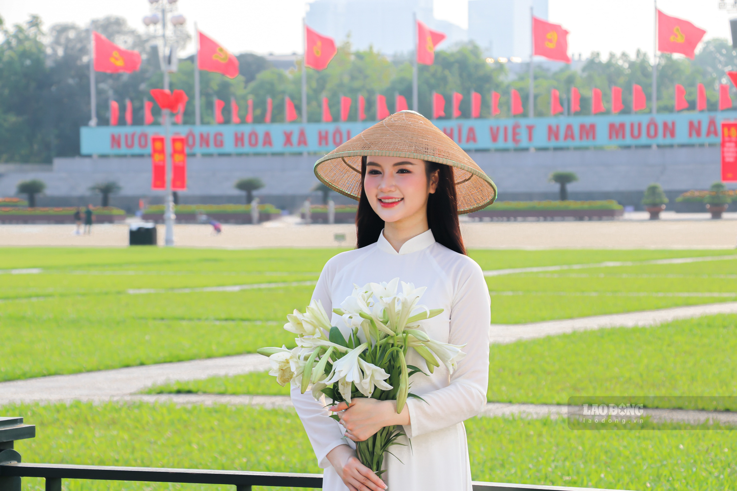 Chị Nguyễn Thị Hà (21 tuổi, Nội Bài) cho biết đã cùng bạn đến quảng trường Ba Đình từ sáng sớm để tránh đông và tranh thủ ánh sáng đẹp. “Mỗi dịp 30.4 hay 2.9, địa điểm đầu tiên mình nghĩ đến luôn là Lăng Bác. Ảnh: Lâm Hằng