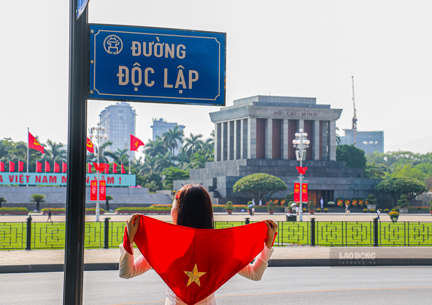 Trên các nền tảng như TikTok, Facebook, Instagram, nhiều hình ảnh, video ghi lại khoảnh khắc check-in tại Quảng trường Ba Đình thu hút lượng tương tác lớn. Những thước phim với tà áo dài bay trong gió, quốc kỳ nổi bật giữa nền trời xanh hay nụ cười rạng rỡ của người trẻ góp phần lan tỏa tinh thần yêu nước theo cách gần gũi, hiện đại. Ảnh: Lâm Hằng