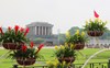 Bên cạnh giới trẻ, khu vực Lăng Bác còn đón nhiều gia đình và người lớn tuổi đến tham quan, chụp ảnh. Nhiều phụ huynh đưa con nhỏ đến tìm hiểu lịch sử, trong khi người cao tuổi chọn áo dài truyền thống để lưu giữ kỷ niệm.  Càng gần ngày 30.4, lượng người đổ về khu vực này càng đông. Giữa sắc đỏ của cờ Tổ quốc, mỗi khuôn hình không chỉ là kỷ niệm mà còn thể hiện sự tri ân với các thế hệ đi trước, góp phần kết nối lịch sử với đời sống hôm nay bằng ngôn ngữ của thời đại số. Ảnh: Trần Huấn