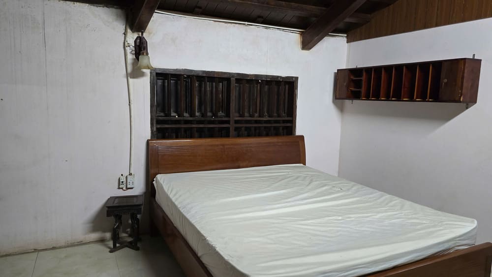 Frequently closing windows is the reason why the bedroom is stuffy and smells bad. Photo: Tuan Dat