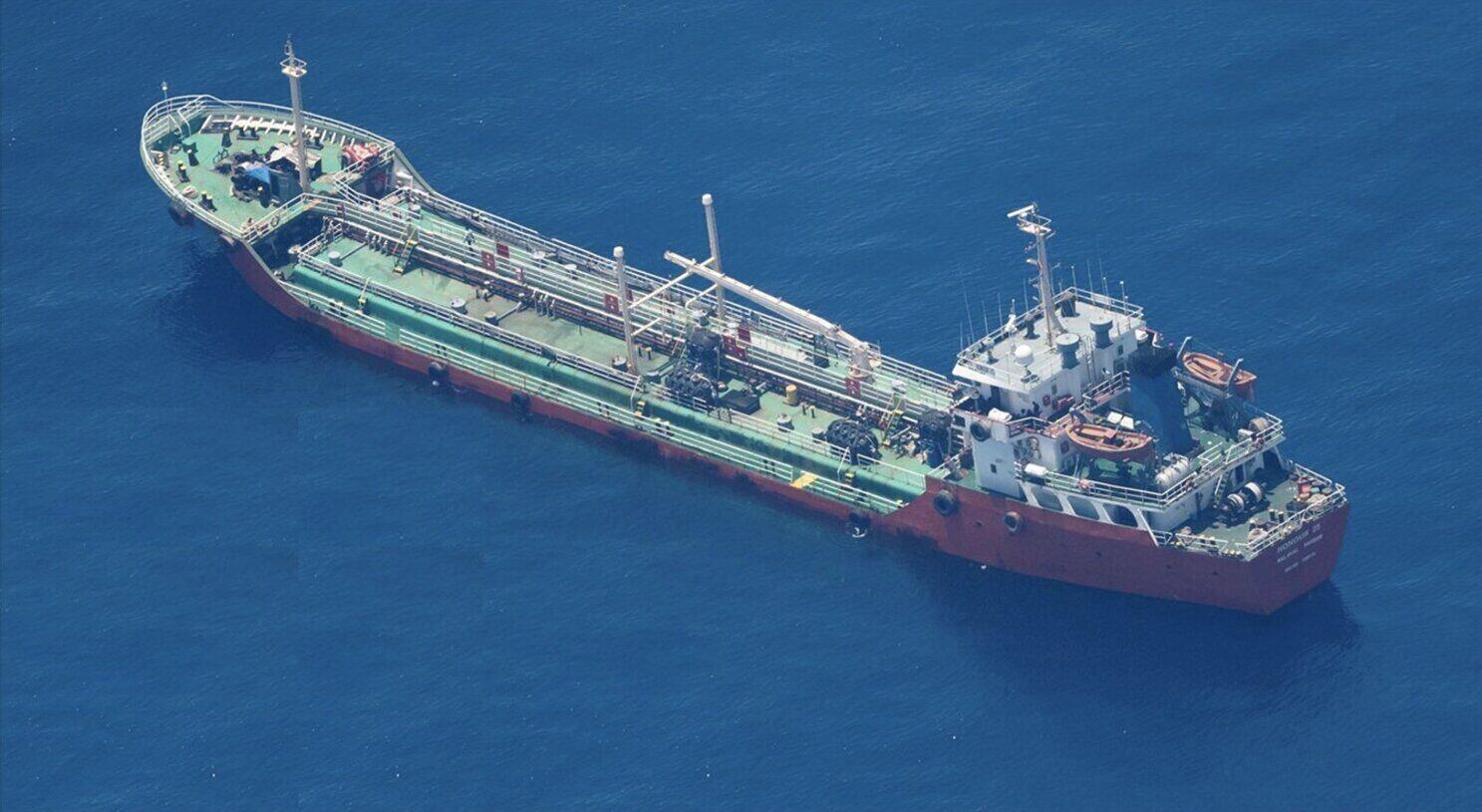 Tàu chở dầu Honour 25 bị cướp biển tấn công ngày 21.4. Ảnh: Lực lượng hải quân EU trong Chiến dịch Atalanta