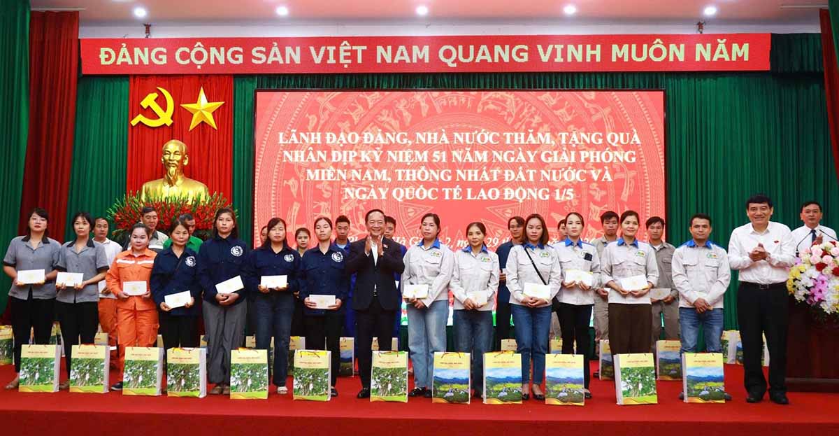 Trưởng ban Tuyên giáo và Dân vận Trung ương Trịnh Văn Quyết cùng đoàn công tác tặng quà công nhân, người lao động trên địa bàn Tuyên Quang. Ảnh: Văn Long.