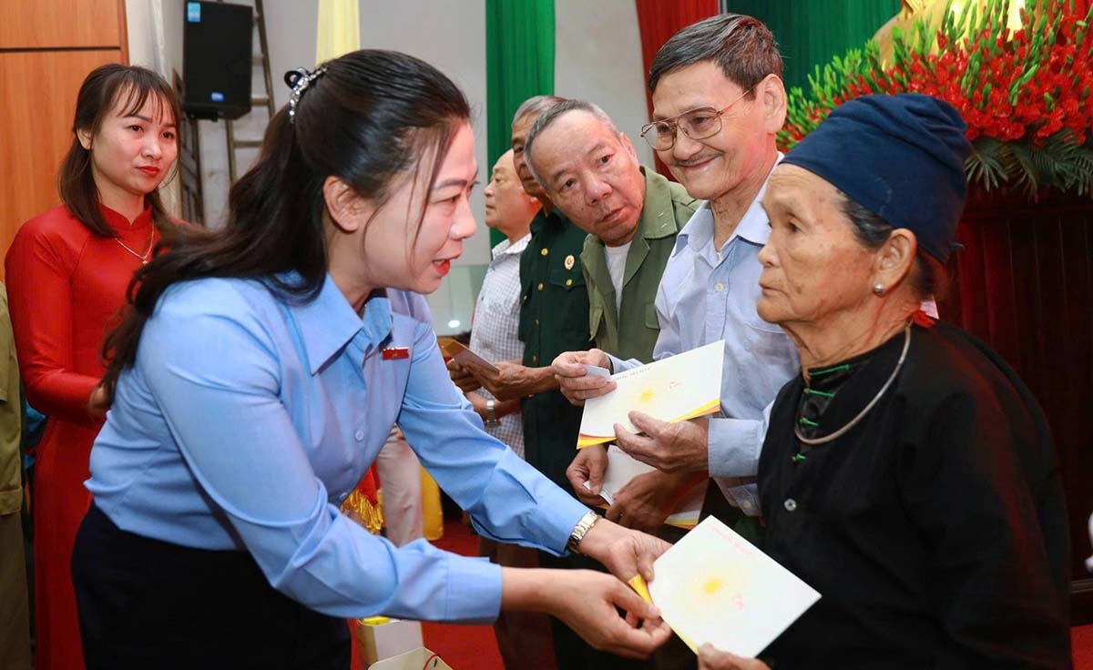 Bà Lê Thị Kim Dung - Phó Bí thư Thường trực Tỉnh ủy Tuyên Quang tặng quà gia đình chính sách, người có công. Ảnh: Văn Long.