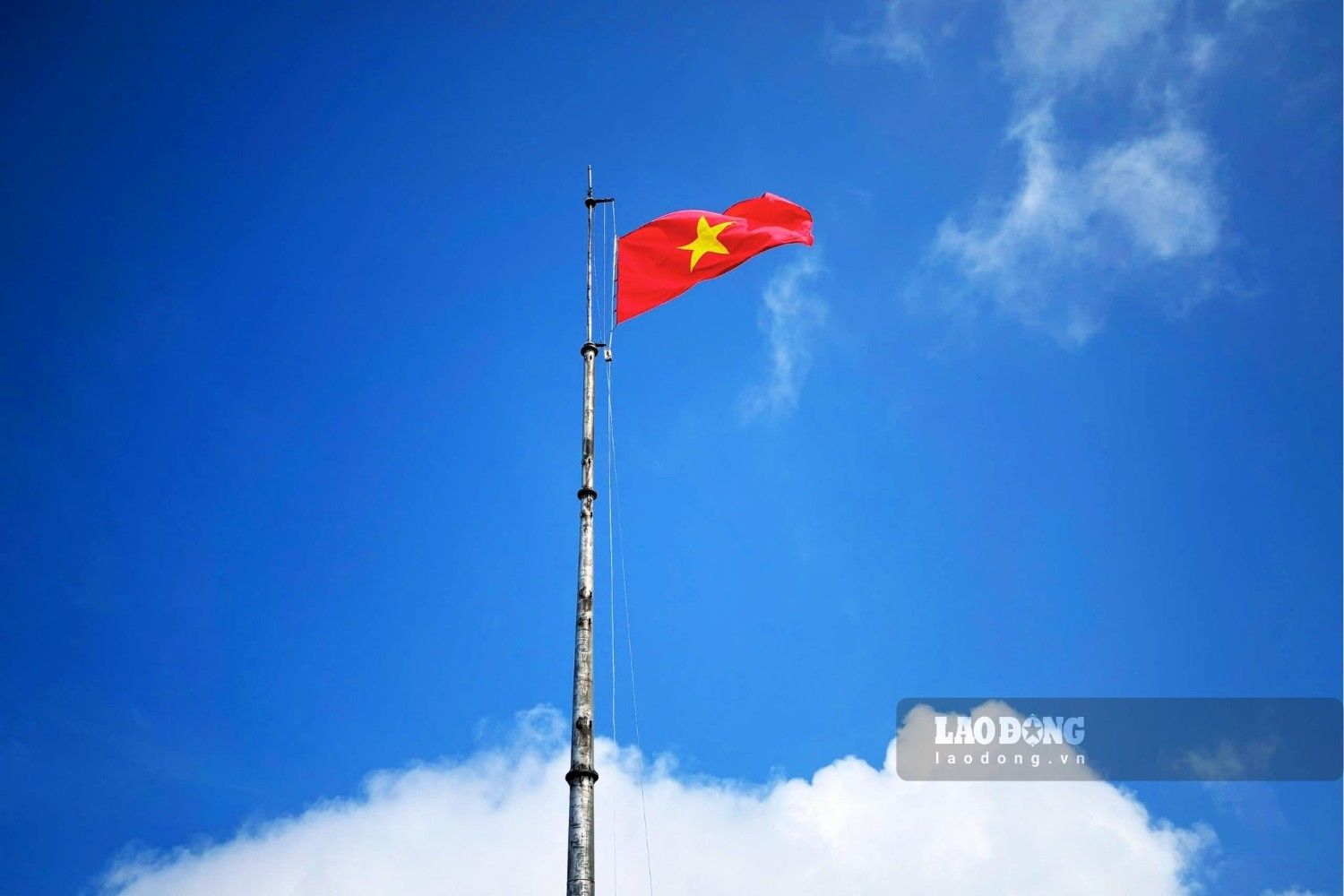 Cờ Tổ quốc tung bay giữa mây trời Tây Bắc. Ảnh: Nguyễn Đạt