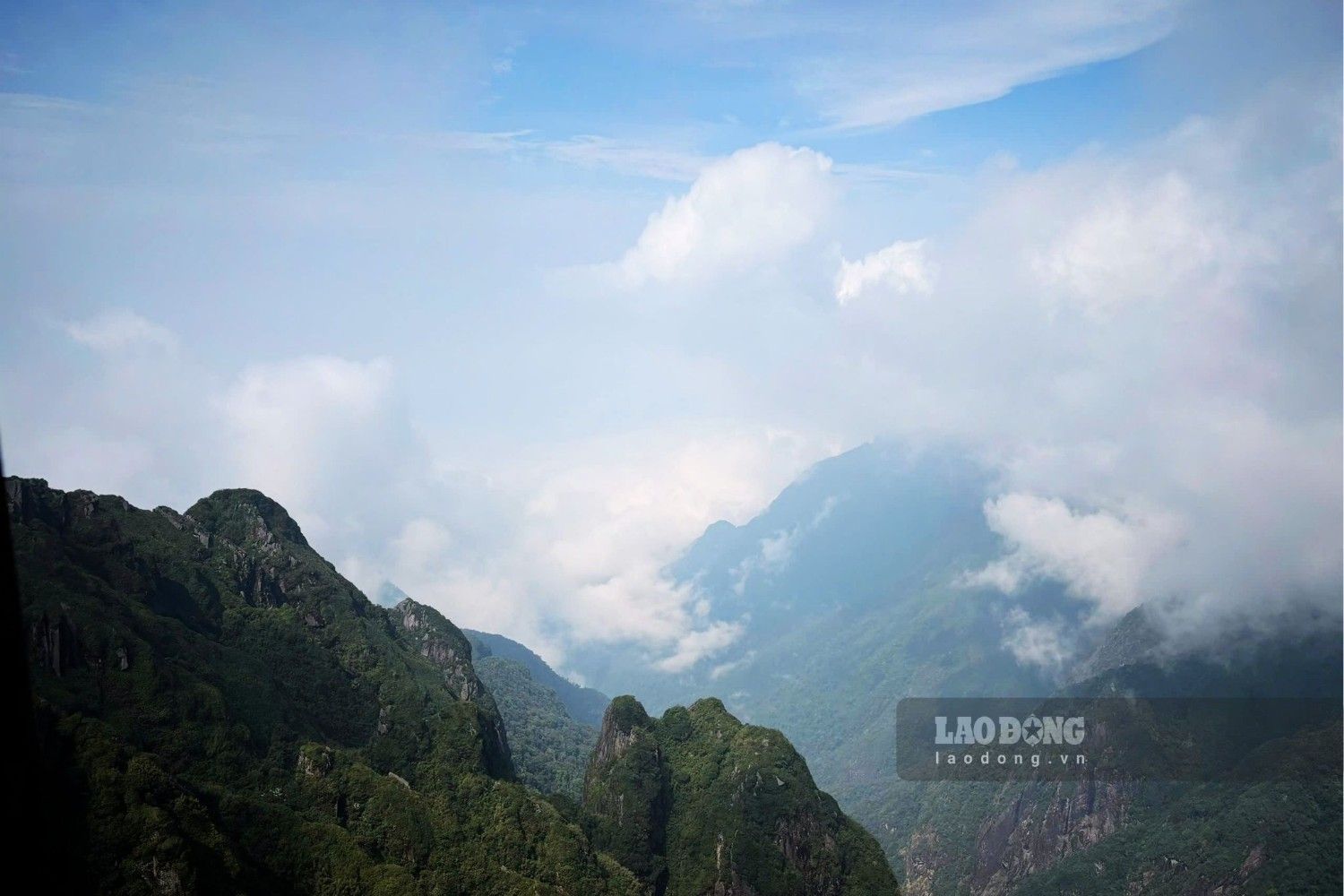 Cảnh núi rừng Hoàng Liên Sơn hùng vĩ nhìn từ đỉnh Fansipan. Ảnh: Nguyễn Đạt