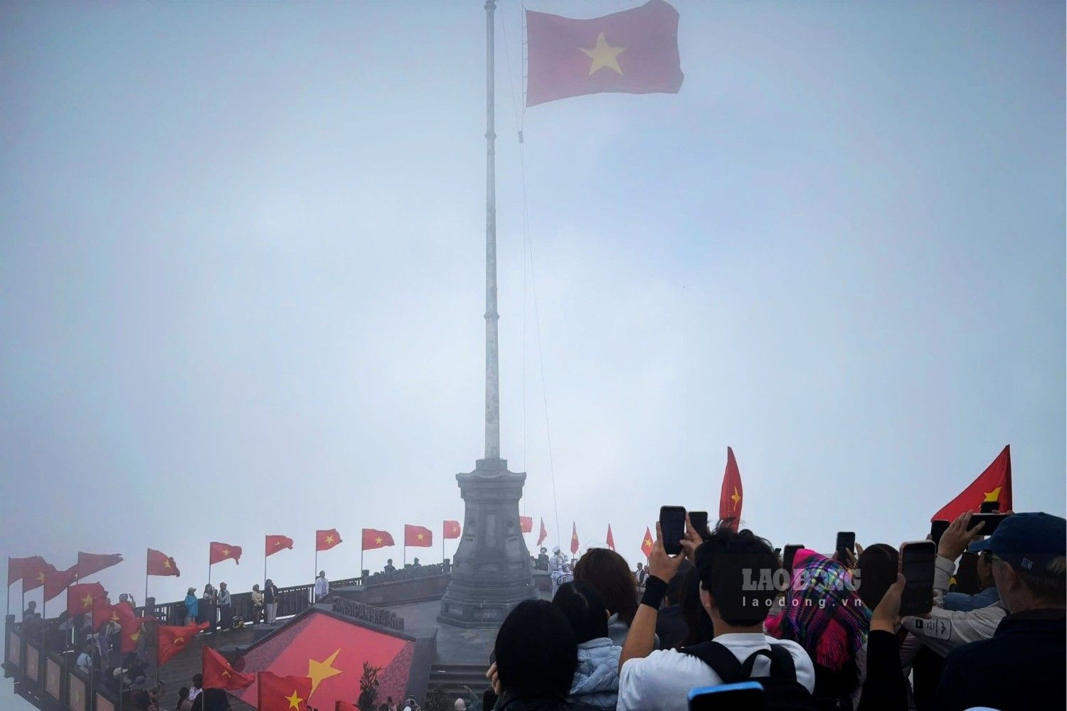 Nhiều người không khỏi xúc động, tự hào khi chứng kiến lễ thượng cờ trên đỉnh Fansipan. Ảnh: Nguyễn Đạt