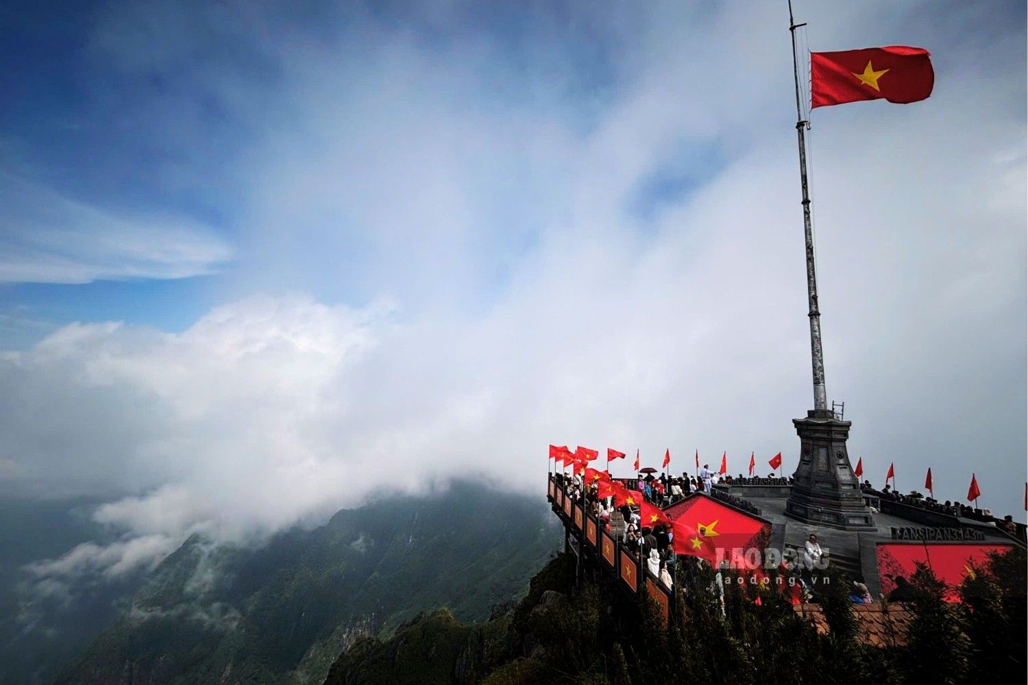 Cột cờ Fansipan cao 25 mét, sừng sững giữa biển trời Tây Bắc. Ảnh: Nguyễn Đạt