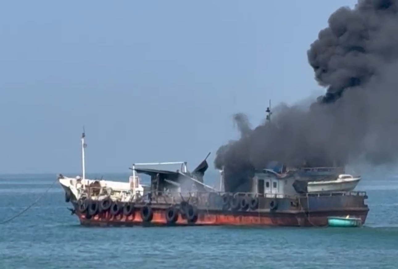 Hiện trường vụ cháy tàu. Ảnh: Duy Tuấn 