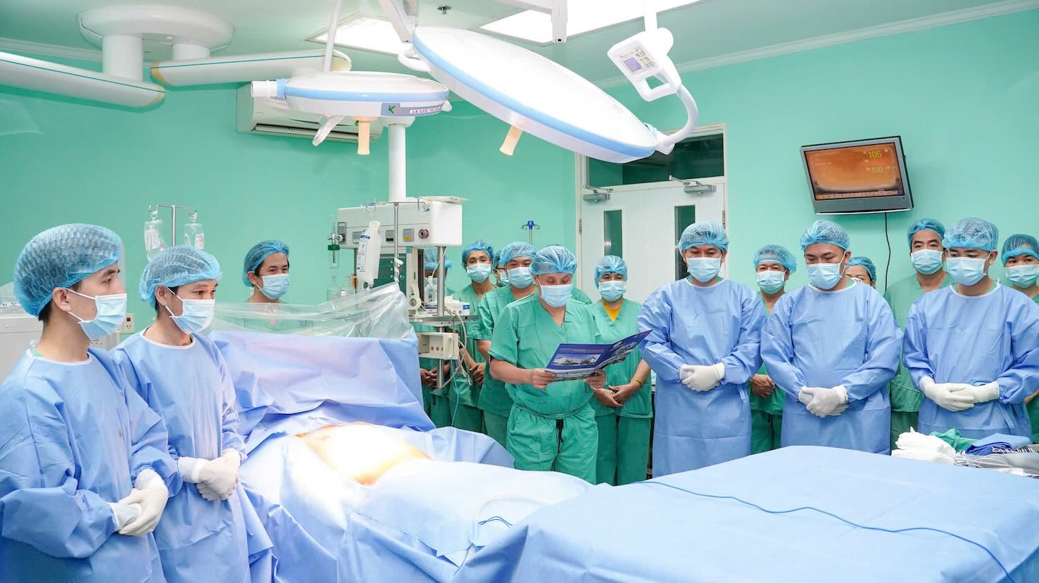 Doctors of Hue Central Hospital express gratitude and commemorate organ donors. Photo: Nhat Tan.