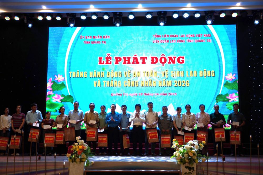 UBND Quảng Trị trao quà cho các công nhân, viên chức, lao động bị tai nạn lao động, có hoàn cảnh khó khăn. Ảnh: Thanh Trung