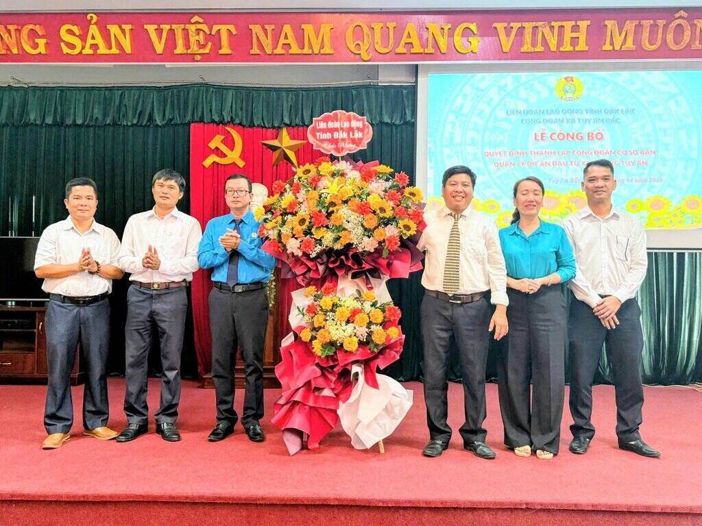 The grassroots trade union of the Tuy An Construction Investment Project Management Board has just been established with 76 union members. Photo: Dak Lak Trade Union