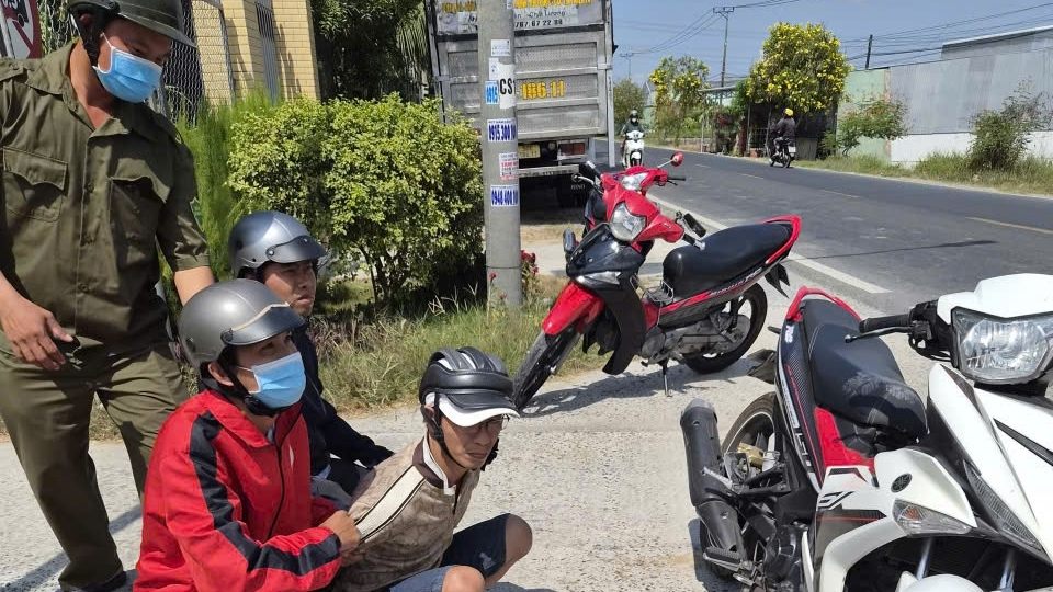 El sujeto Lâm Thanh Tâm fue arrestado junto con las pruebas de drogas, sirviendo al trabajo de investigación. Foto: Policía de Vĩnh Long
