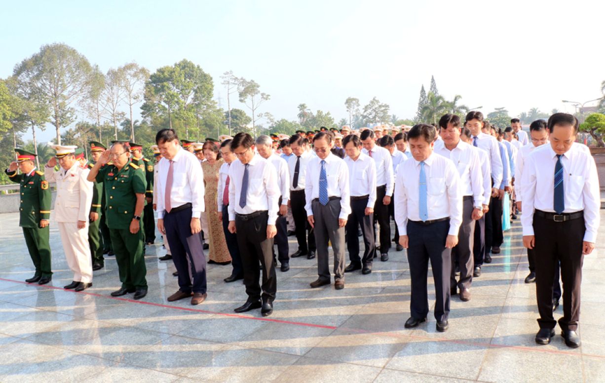 Đoàn lãnh đạo tỉnh Đồng Tháp viếng Nghĩa trang liệt sĩ tỉnh tọa lạc tại phường Trung An. Ảnh: Cổng thông tin điện tử tỉnh Đồng Tháp