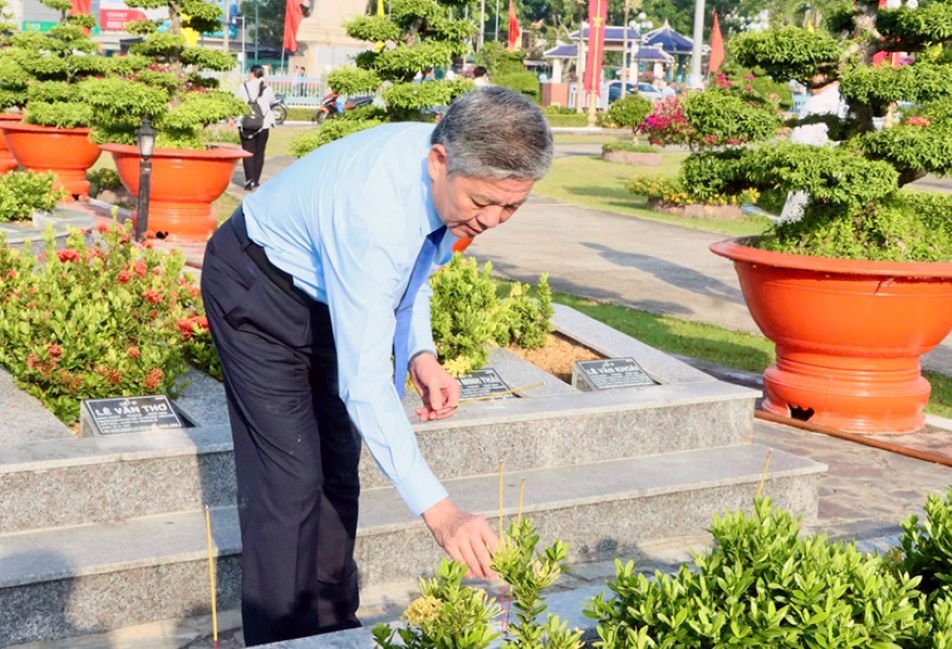 Ông Ngô Chí Cường – Ủy viên Trung ương Đảng, Bí thư Tỉnh ủy, Chủ tịch HĐND tỉnh Đồng Tháp, thắp hương tưởng niệm mộ liệt sĩ. Ảnh: Cổng thông tin điện tử tỉnh Đồng Tháp