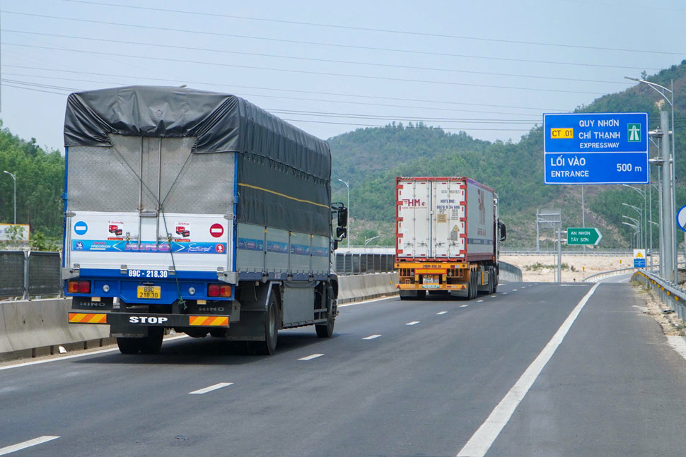 Các phương tiện lưu thông dễ dàng trên tuyến. Ảnh: Hoài Phương