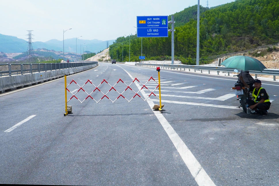 Rào chắn tạm thời vẫn được duy trì trước giờ thông xe. Ảnh: Hoài Phương