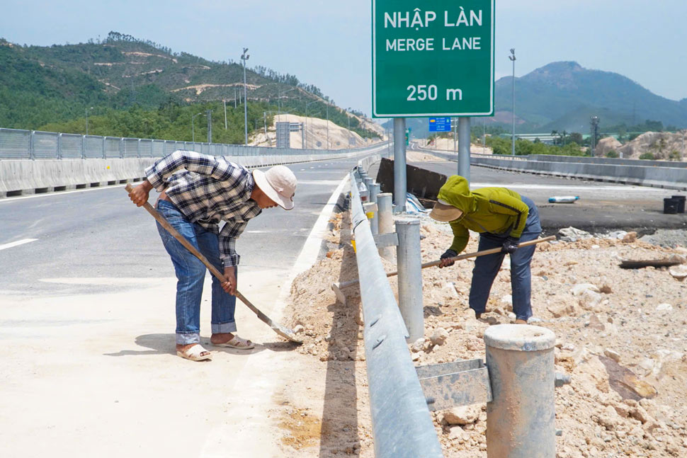 Công nhân vệ sinh mặt đường. Ảnh: Hoài Phương