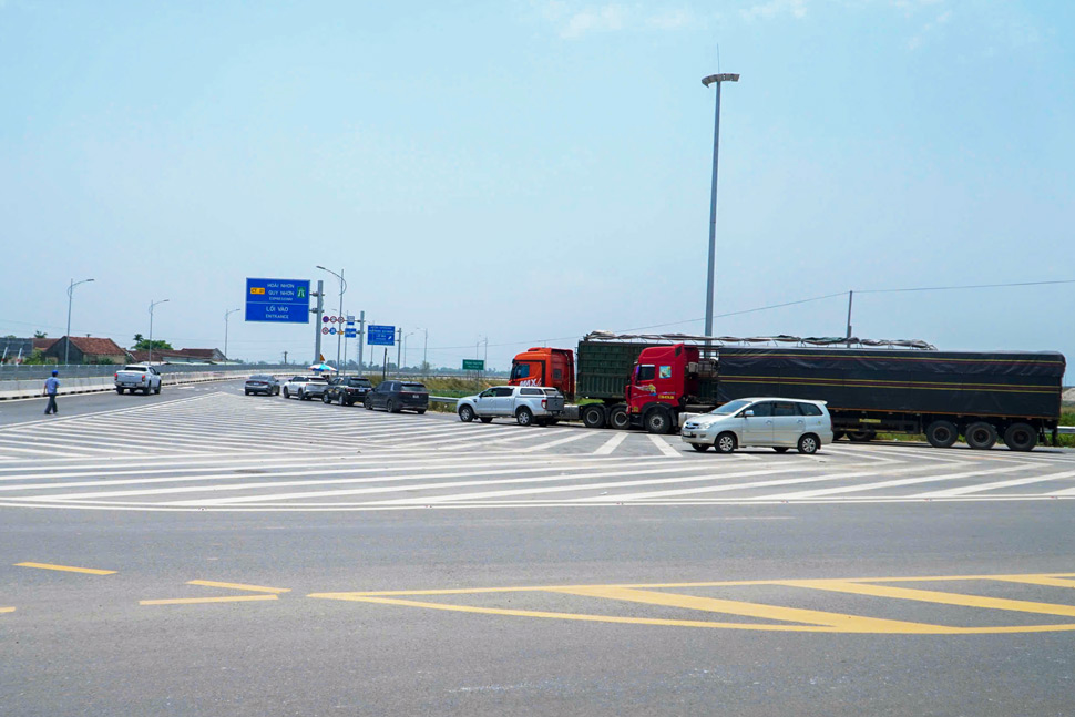 Đoàn xe xếp hàng chờ vào làn cao tốc. Ảnh: Hoài Phương