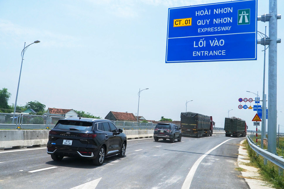 Các phương tiện tiến vào cao tốc sau khi tuyến thông xe. Ảnh: Hoài Phương